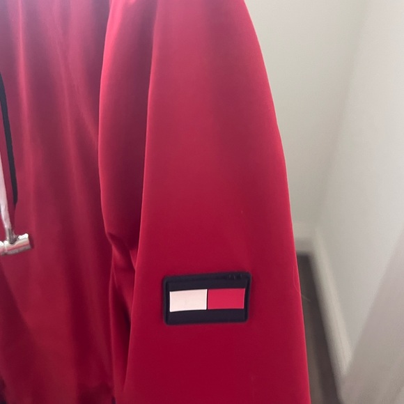 Tommy Hilfiger coat/jacketet it’s more like a wind breaker so cute. - Picture 3 of 4